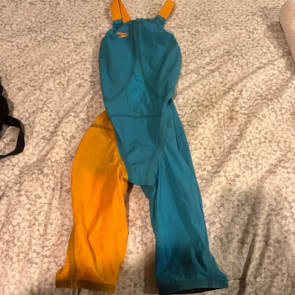 Speedo kneeskin size 28
